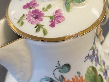 Deux verseuses en porcelaine de Meissen &agrave; d&eacute;cor floral, Allemagne, 18/19&egrave;me